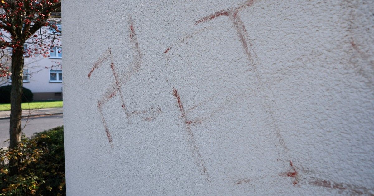 Antisemitismo en Alemania: hallaron esvásticas pintadas con sangre humana en autos, casas y edificios