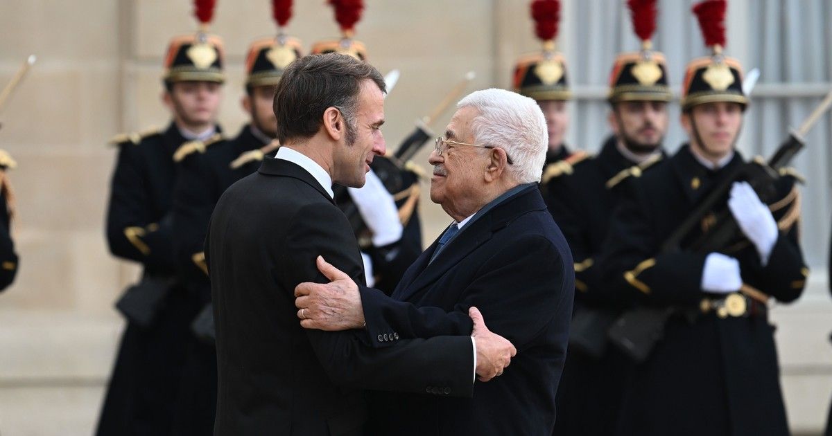 El presidente de la Autoridad Palestina se reunió en París con Emmanuel Macron y reiteró: "Hamas no tendrá rol de gobierno y debe desarmarse".