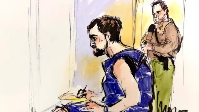 Nick Reiner sentado con un uniforme carcelario azul en una audiencia en un tribunal de Los Ángeles