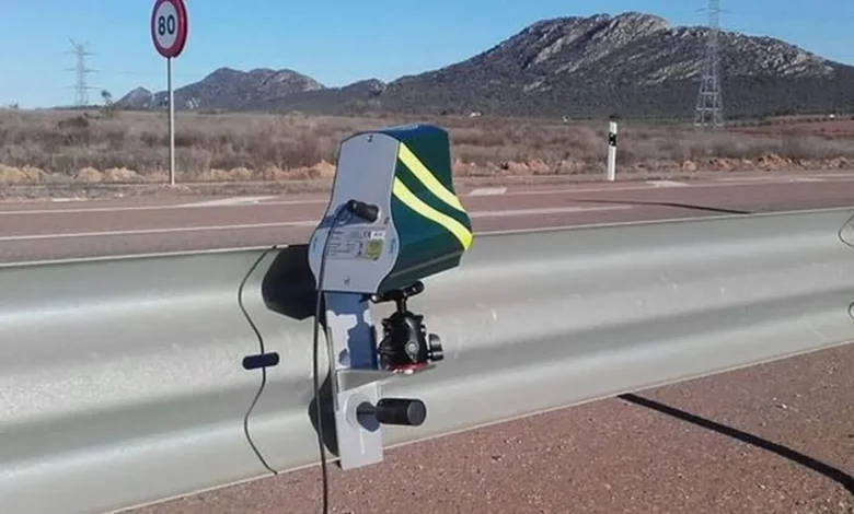 Radar negro de la DGT controlando el carril Bus-VAO