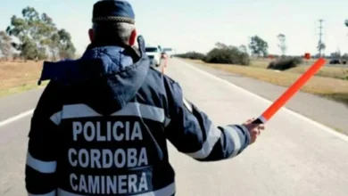 Policía en un control vial en la Ruta 9