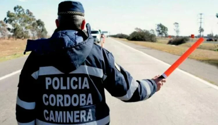Policía en un control vial en la Ruta 9