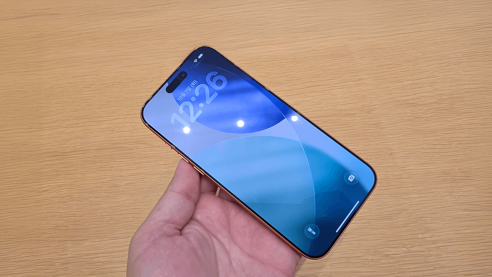 Comparativa visual del iPhone 17 Pro con y sin protector de pantalla, mostrando el aumento de reflejos en el dispositivo protegido