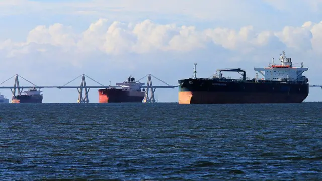 Petroleros en el puerto de Maracaibo