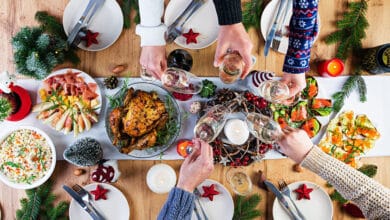 Imagen de una persona disfrutando de una comida saludable en un ambiente relajado