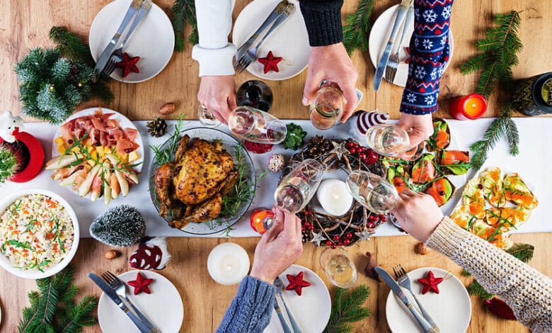 Imagen de una persona disfrutando de una comida saludable en un ambiente relajado