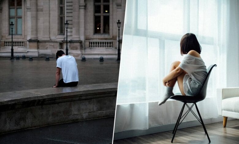 Imagen de una persona joven con expresión triste, rodeada de dispositivos electrónicos