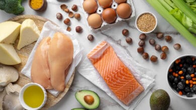Imagen de un plato de comida saludable con proteína