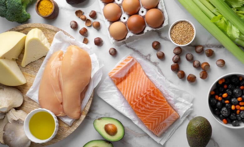 Imagen de una persona haciendo ejercicio con una botella de proteína en el fondo