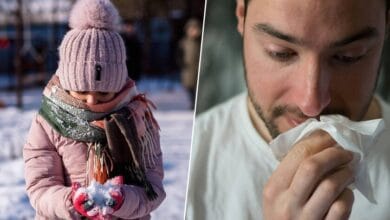 Persona con el pelo mojado en un día frío