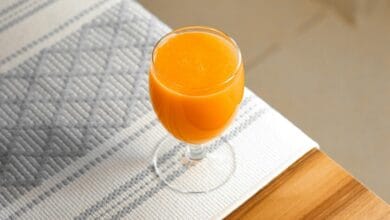 Frutas frescas y coloridas en un tazón