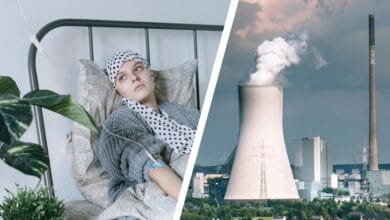 Imagen de una central nuclear con un médico en el fondo, simbolizando la conexión entre la energía nuclear y la medicina