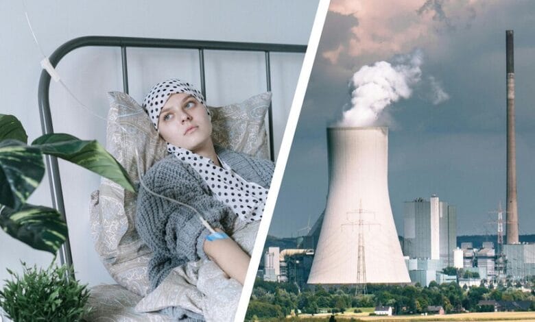 Imagen de una central nuclear con un médico en el fondo, simbolizando la conexión entre la energía nuclear y la medicina