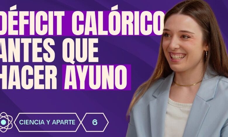 Imagen de una persona comiendo una ensalada saludable