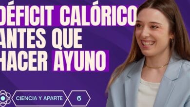 Una persona disfrutando de una comida saludable