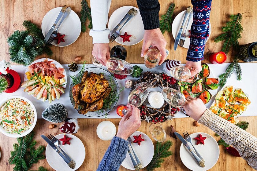 Persona comiendo una ensalada saludable