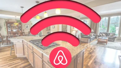 Imagen de una persona conectada a internet de manera segura en un Airbnb