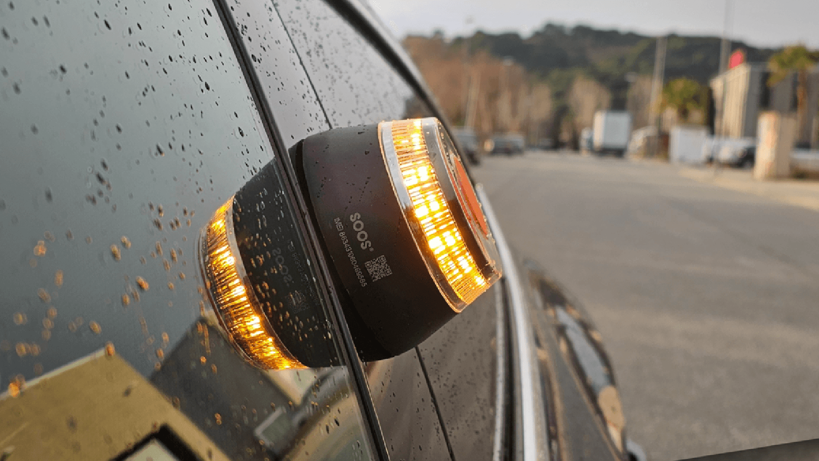 Detalle de una baliza de emergencia V16 conectada homologada