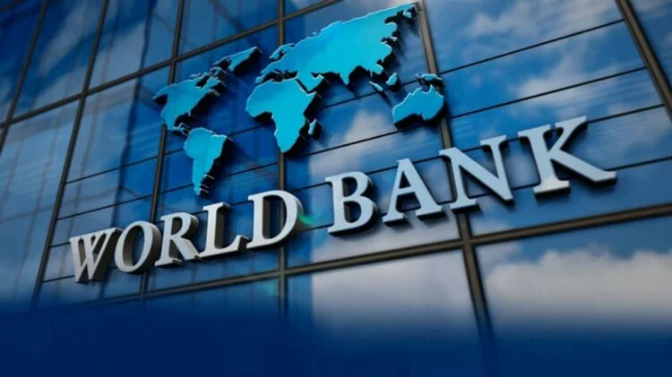 El presidente Javier Milei y el ministro de Economía Luis Caputo firman el decreto para el préstamo del Banco Mundial