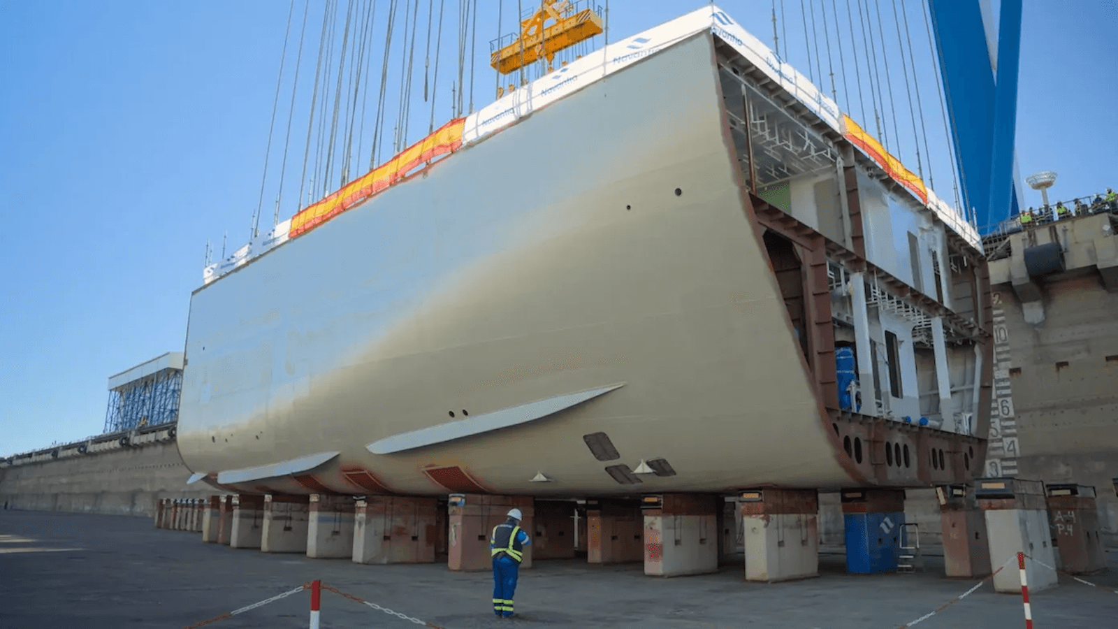 Ceremonia de puesta de quilla del buque Poseidón en el astillero de Puerto Real, con la presencia del Almirante Martínez-Merello y directivos de Navantia