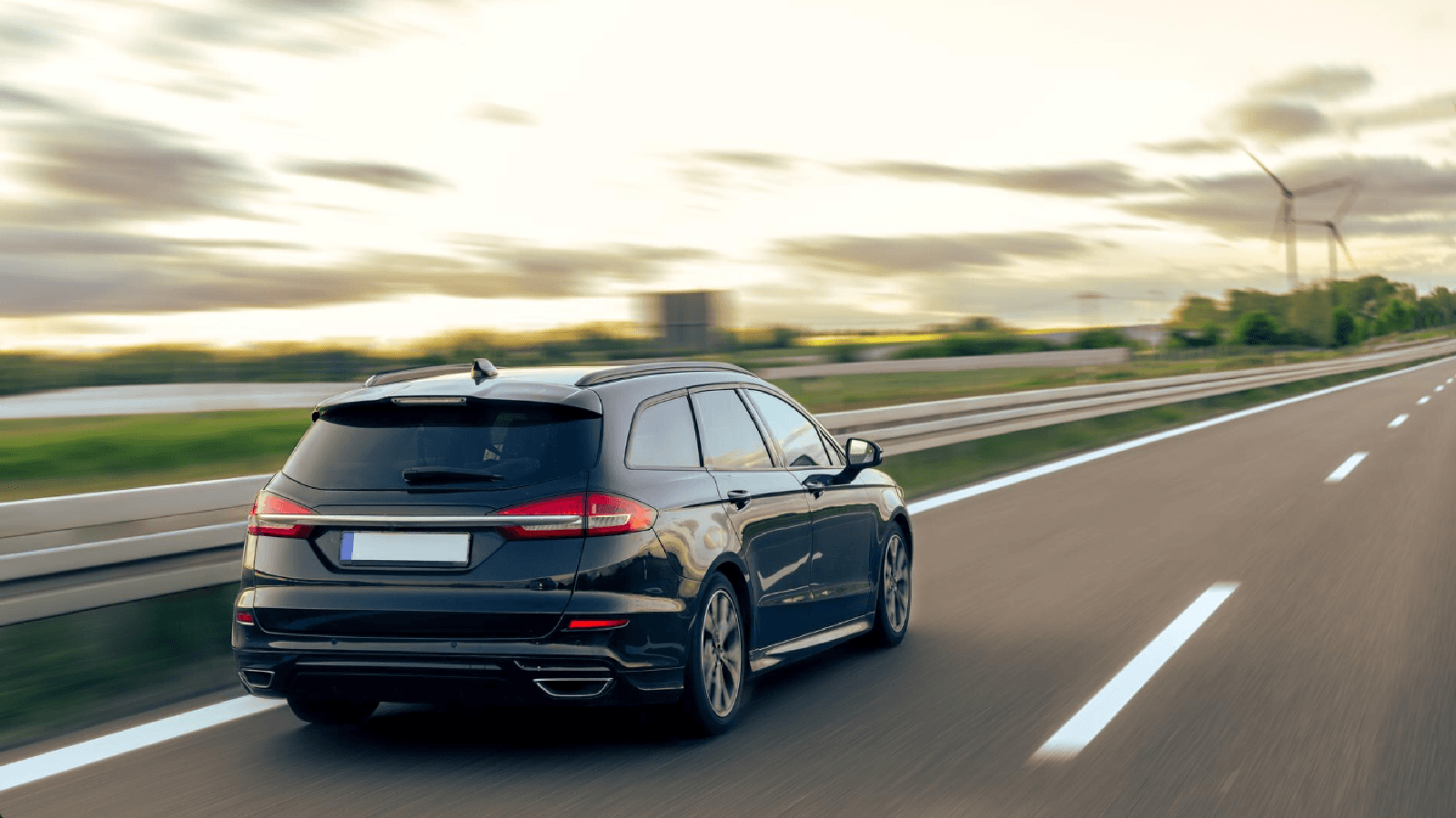 Mecánico utilizando un manómetro digital para comprobar con precisión la presión de un neumático