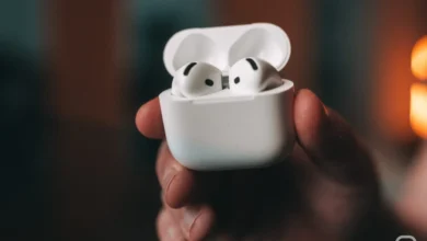 Imagen de una persona sonriendo con un regalo en la mano