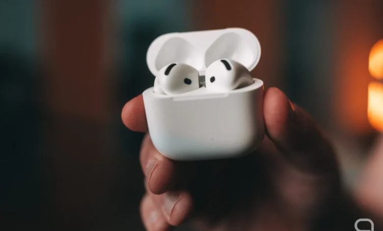 Imagen de una persona sonriendo con un regalo en la mano