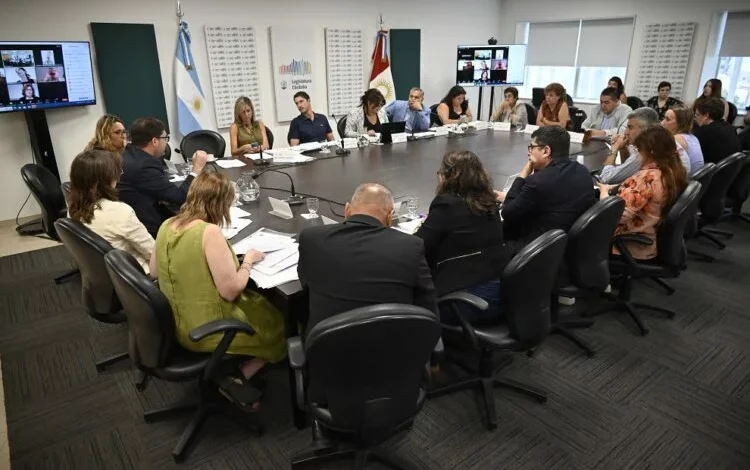 Imagen de un camino de Córdoba con señales de tránsito