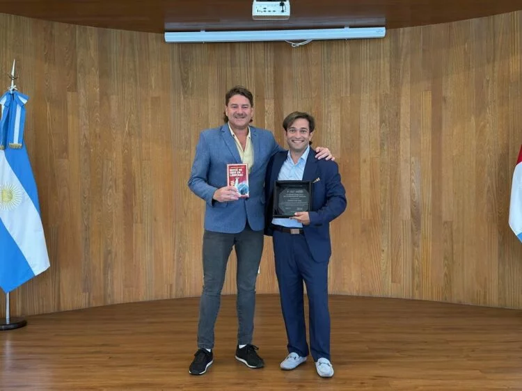 Portada del libro Moscú no cree en lágrimas de Gonzalo Fiore Viani