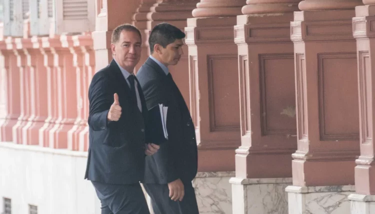 Foto de Diego Santilli en una conferencia de prensa