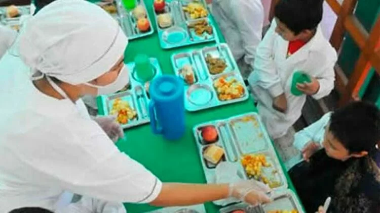 Imagen de una escuela en Córdoba con estudiantes recibiendo raciones del Paicor