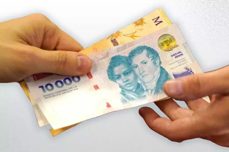 Imágenes de empleados estatales recibiendo el aguinaldo