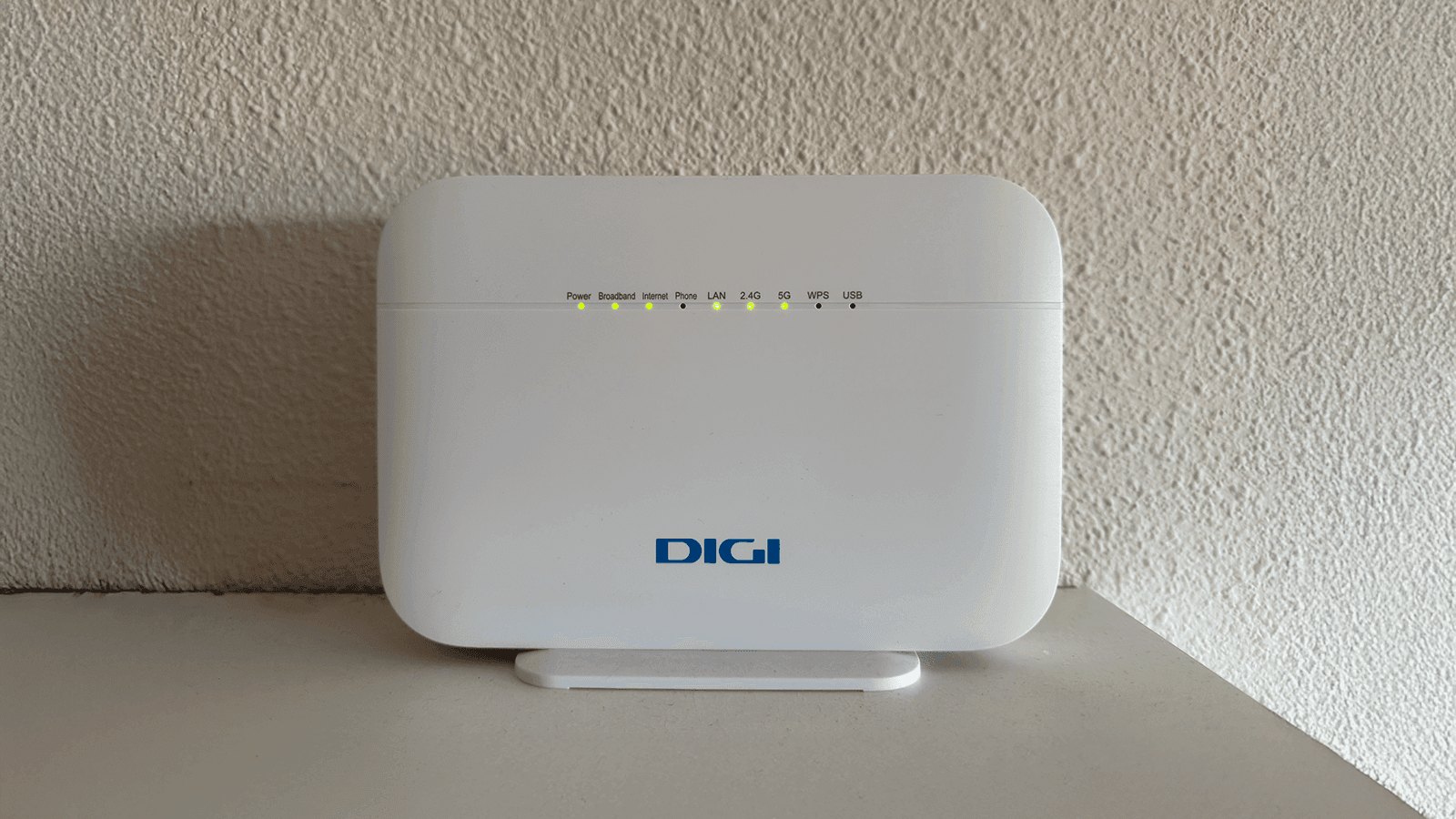 Ilustración conceptual de un router WiFi emitiendo señales de red hacia un globo terráqueo, representando la conexión a Internet