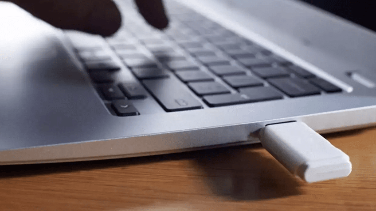 Dos unidades USB de la marca Xiaomi con conectores USB-A y USB-C, mostrando su versatilidad para PC y móviles