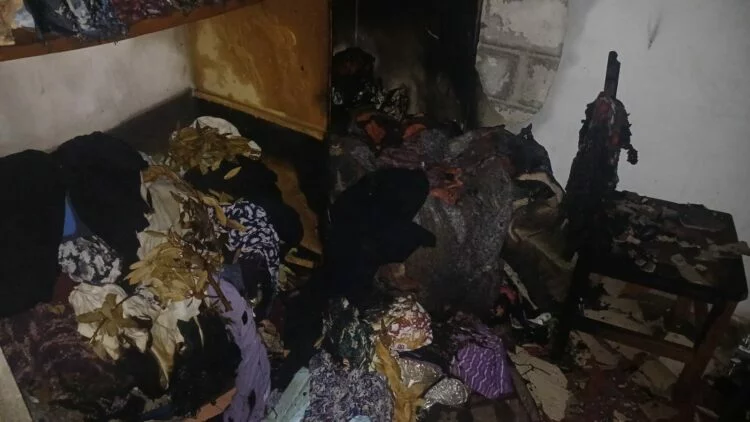Imagen de un espiral para mosquitos cerca de cortinas
