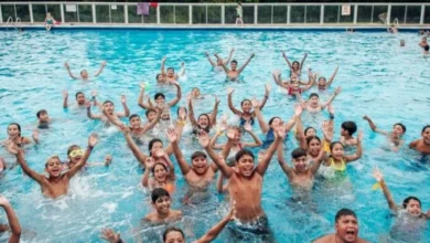 Niños y adultos disfrutando de actividades en un parque educativo