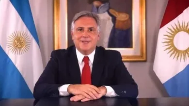 Imagen de una persona jubilada sonriendo con un sobre de pago en la mano