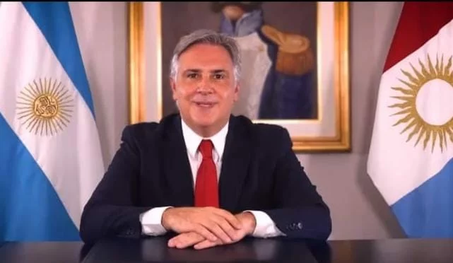Imagen de una persona jubilada sonriendo con un sobre de pago en la mano
