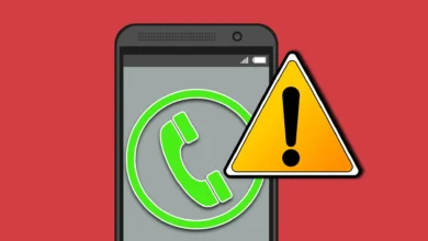 Imagen de una persona con un teléfono móvil, con una llamada entrante en la pantalla