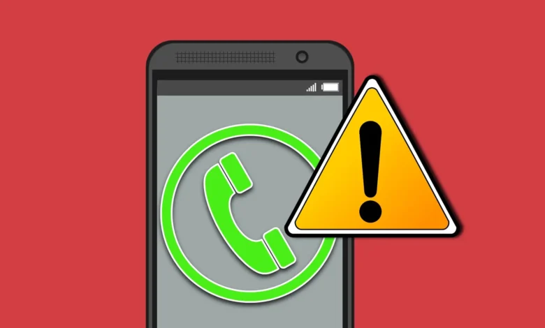 Imagen de una persona con un teléfono móvil, con una llamada entrante en la pantalla