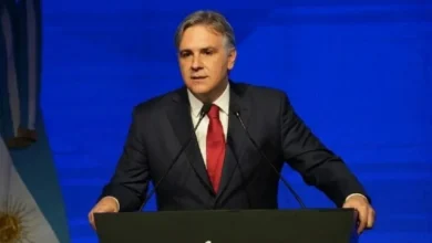 Imagen de la agente Milagros Cuello y el gobernador Martín Llaryora