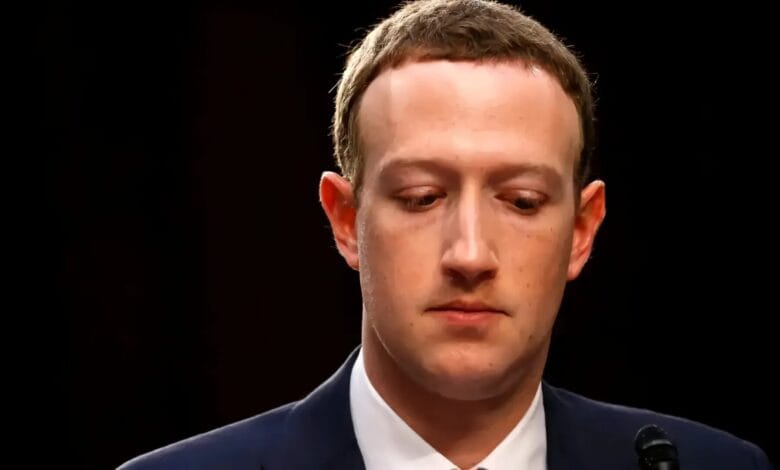 Mark Zuckerberg, CEO de Meta, con el logotipo de la compañía detrás