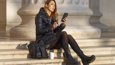 Imagen de una persona haciendo una llamada segura con una VPN