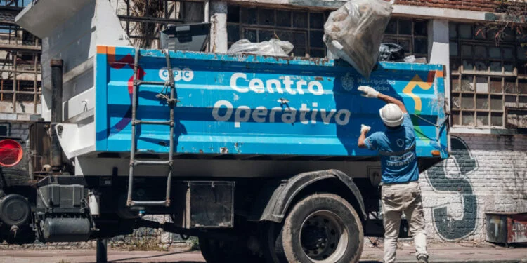 Operativo de descacharreo en un barrio de Córdoba