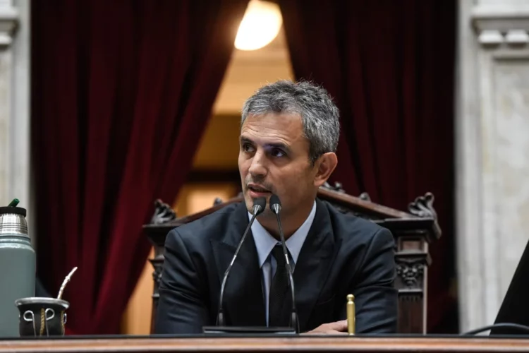 Sesión de la Cámara de Diputados en la madrugada