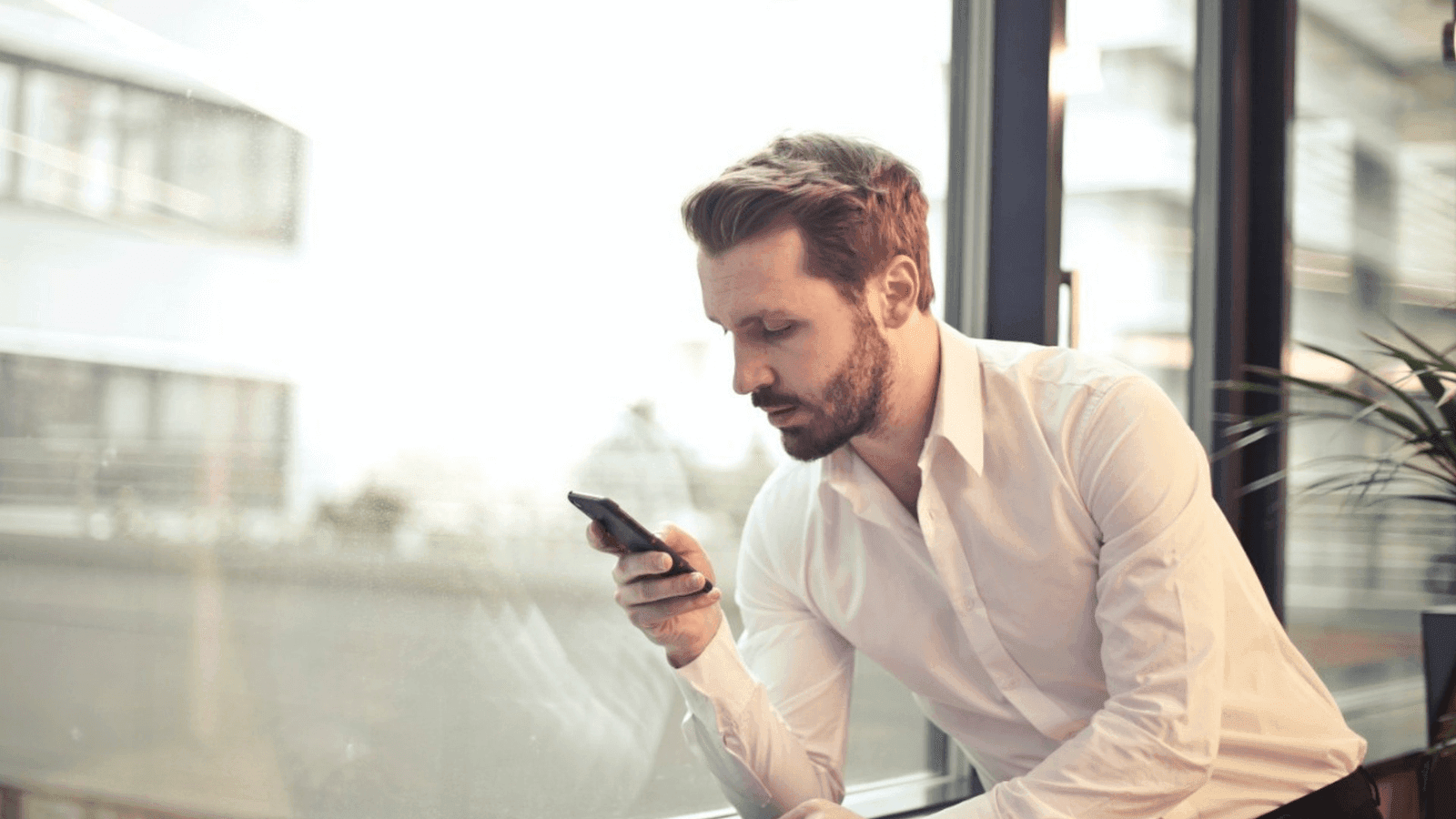 Una profesional usando su móvil con Respaldo Empresas