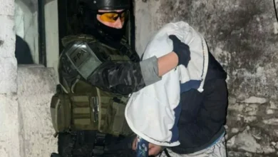 Policías antidrogas realizando un allanamiento en Córdoba