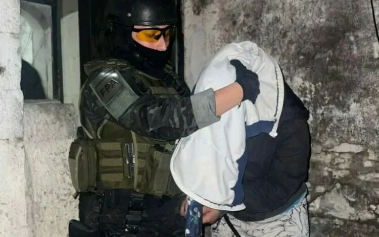 Policías antidrogas realizando un allanamiento en Córdoba