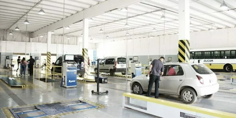 Vehículos en una estación de ITV en Córdoba