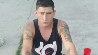 Foto de un hombre desaparecido con tatuajes y piercing